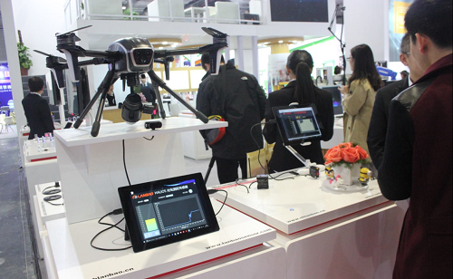 现在无人机在军事上都咋用?单挑不如打群架!